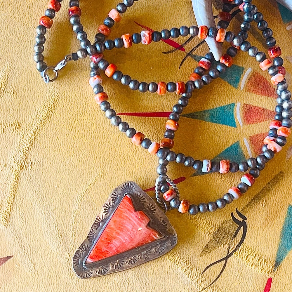 Delicate Spiny Oyster Arrowhead and Navajo Pearl Necklace!